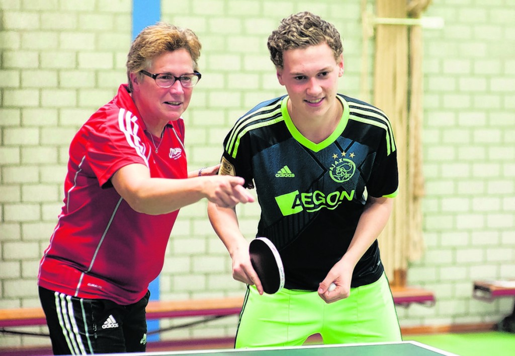 Trainster Juliet van Veen geeft talent Nick Lockhorst aanwijzigingen. FOTO RODNEY KERSTEN